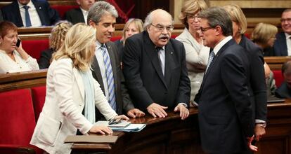 Mas conversa con la vicepresidenta Joana Ortega y los consejeros Francesc Homs, Andreu Mas-Colell e Irene Rigau en el Paralement.