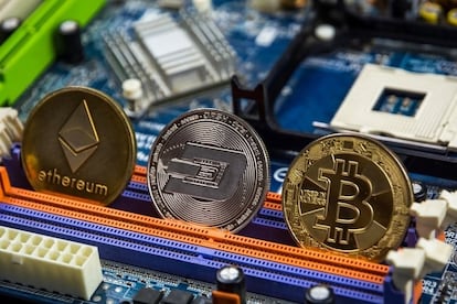 Representación de tres criptomonedas, ethereum, dogecoin y bitcoin