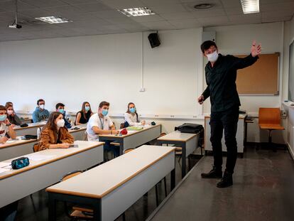 Un profesor universitario imparte clase.