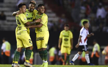 Los jugadores de Defensa y Justicia celebran un gol ante River.