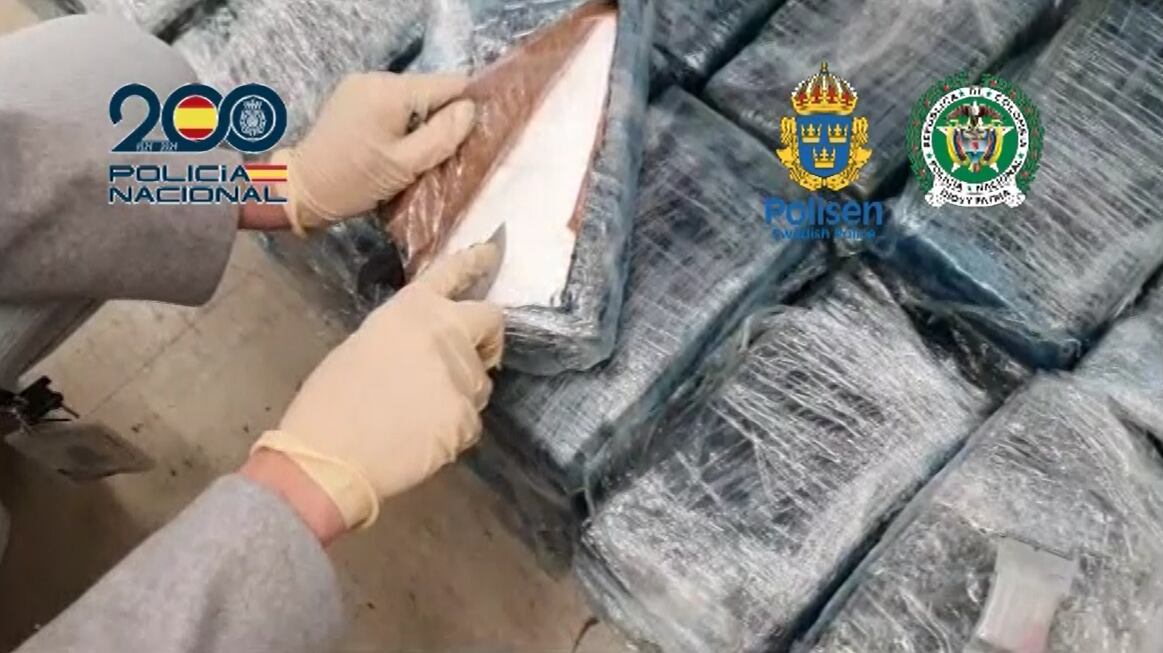 Un policía comprueba que el contenido de los paquetes intervenidos en una nave de Fuenlabrada en abril es cocaína, en una imagen tomada de un vídeo facilitado por el Ministerio del Interior.