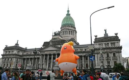 Activistas contra el G20 exhiben un globo con la imagen de un bebé Trump frente al Congreso argentino.