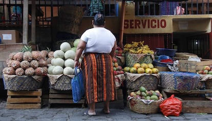 Las mujeres de San Pedro han dejado atrás el uso de bolsas plásticas para reemplazarlas por otras de tela y otros materiales más resitentes.