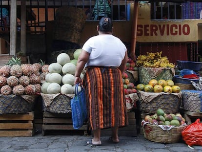 Las mujeres de San Pedro han dejado atrás el uso de bolsas plásticas para reemplazarlas por otras de tela y otros materiales más resitentes.