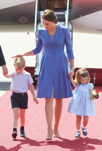 La duquesa de Cambridgle, Kate Middleton, siempre atenta de sus pequeños.