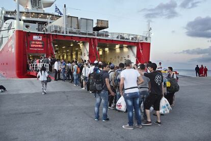 Solicitantes de asilo y refugiados embarcándose rumbo a Atenas. Tras obtener sus permisos de residencia temporal, los inmigrantes se preparan para marcharse de la isla y continuar su viaje.