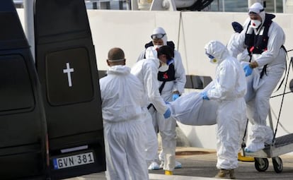 Desembarco del cadáver de un inmigrante, el mes pasado en Malta.
