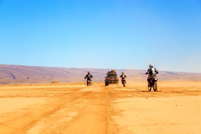 Una de las formas más populares de visitar el desierto de Merzouga es en moto o en 4x4.