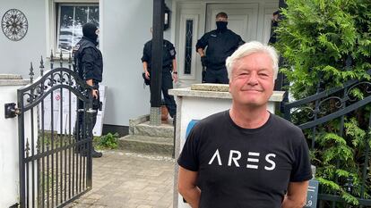 El redactor jefe de la revista 'Compact', Jürgen Elsässer, posa frente a su casa de Falkensee, cerca de Berlín, mientras la policía la registraba este martes.