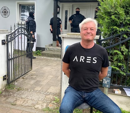 El redactor jefe de la revista 'Compact', Jürgen Elsässer, posa frente a su casa de Falkensee, cerca de Berlín, mientras la policía la registraba este martes.