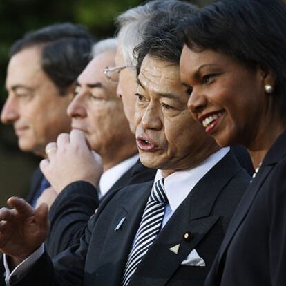 El ministro de Finanzas de Japón habla con la secretaria de Estado de EE UU, Condoleezza Rice.