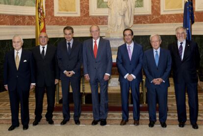 El Rey (en el centro), flanqueado por Carlos Dívar (presidente del Tribunal Supremo), Javier Rojo (Senado), José Luis Rodríguez Zapatero (Gobierno), José Bono (Congreso), Pascual Sala (Tribunal Constitucional) y Cándido Conde-Pumpido (fiscal general del Estado).