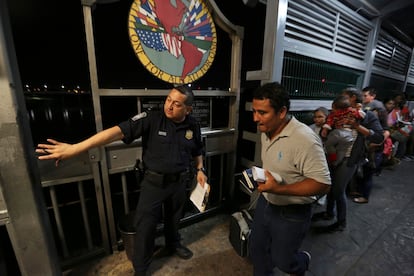 Un agente de la patrulla fronteriza estadounidense guía a una familia migrante nicaragüense que solicita asilo en Estados Unidos, en septiembre 2019.