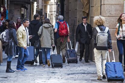 Febrero ya fue un buen mes. Se registraron 16,3 millones de pernoctaciones en establecimientos hoteleros, un 12,4% más que en el mismo mes de 2015. En la imagen, turistas en el Barrio Gótico de Barcelona.