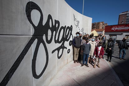 La viuda de Antonio Fraguas, 'Forges', Pilar Garrido (en el centro), junto a otros familiares, en la inauguración del monumento en Alcalá de Henares.