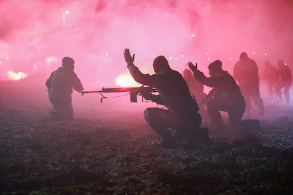 Soldados del BIM 5 de Río Grande realizan un simulacro de desembarco durante la vigilia en honor a los veteranos de la guerra de Malvinas.