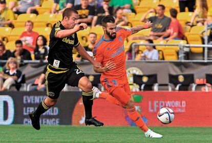 Álvaro Negredo, vestido de naranja, es jugador del Valencia. Su equipo firmó con ONU Mujeres en defensa de la igualdad.