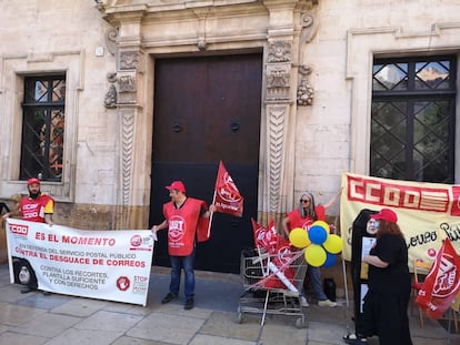 Manifestantes de CCOO y UGT en la plaza de Cort de Palma.