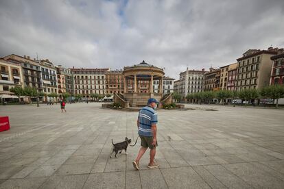 Un hombre con mascarilla en una céntrica calle de Pamplona, Navarra.