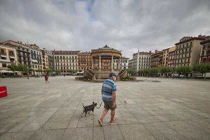 Un hombre con mascarilla en una céntrica calle de Pamplona, Navarra.