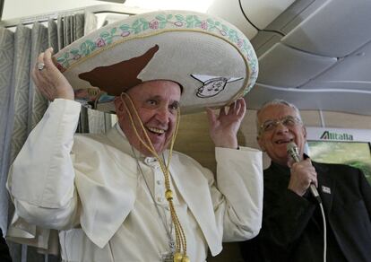 El papa Francisco posa con un sombrero mexicano en su avión durante su viaje a Cuba.