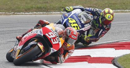 Marc M&aacute;rquez y Valentino Rossi, durante una carrera el a&ntilde;o pasado.