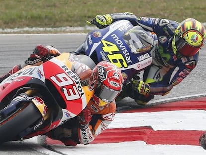 Marc M&aacute;rquez y Valentino Rossi, durante una carrera el a&ntilde;o pasado.