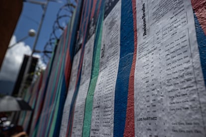Un collage con copias que simulan las actas del Centro Nacional Electoral, fueron colocadas  frente a la embajada de Venezuela en Santo Domingo, República Dominicana, para manifestar su apoyo al candidato opositor Edmundo González Urrutia. 