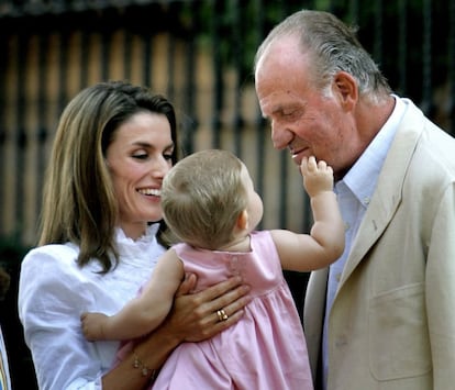 El rey Juan Carlos se muestra cariñoso con su nieta Leonor, en el palacio de Marivent (Palma de Mallorca), durante la vacaciones de la familia real, 8 de agosto de 2006.