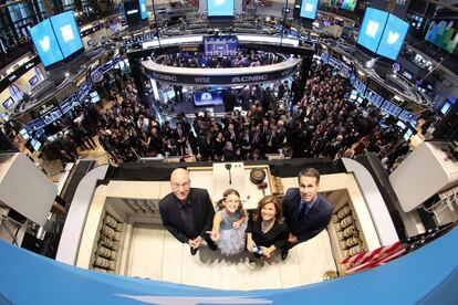 El actor britnico Patrick Stewart, Vivienne Harr y la polica de Boston Cheryl Fiandaca, en el parqu de Wall Street.