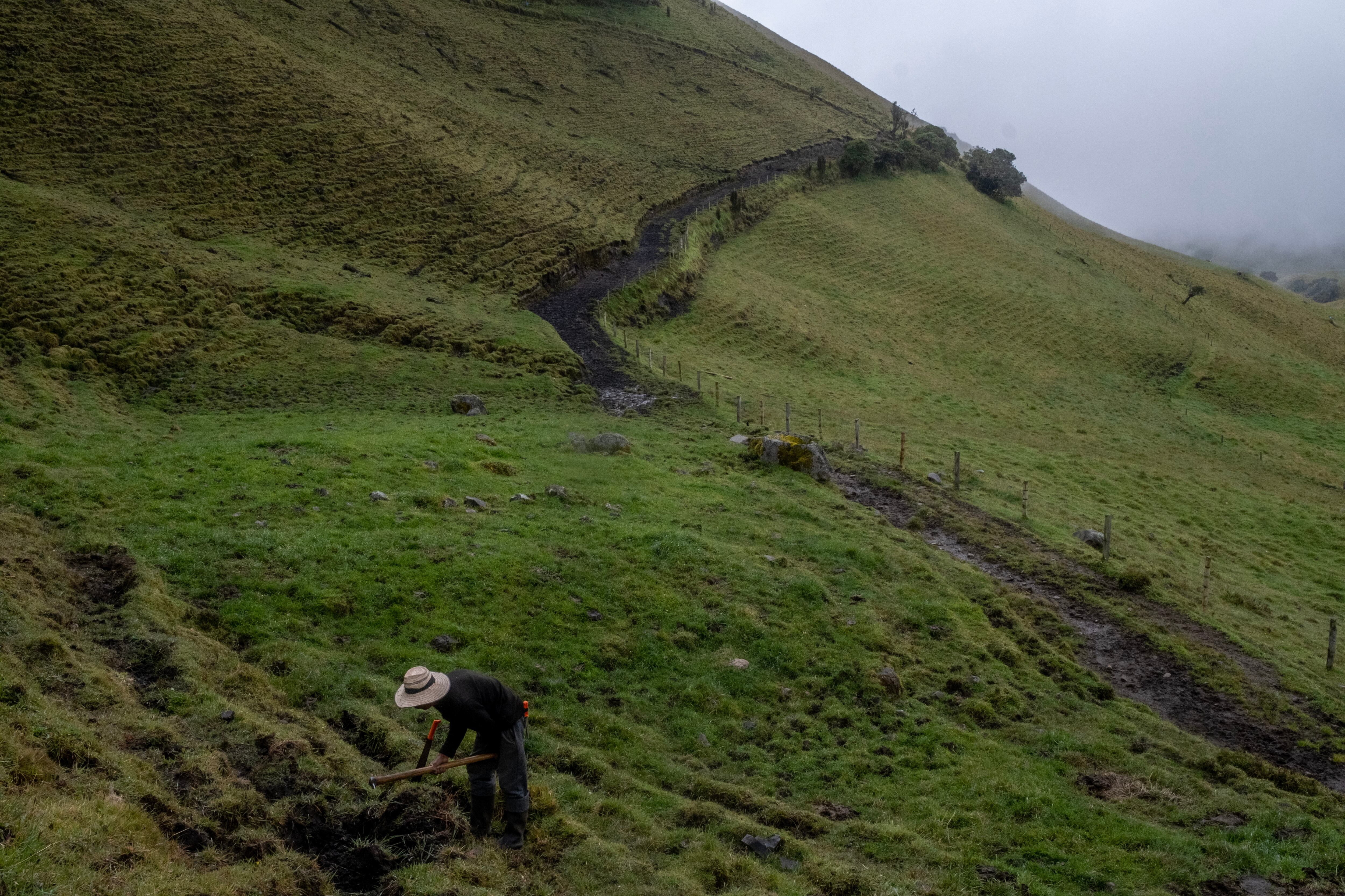 Evelio Ortiz, 70 años, campesino de la zona en riesgo Herveo, Tolima, a 6 kilometros del nevado del Ruíz, mientras ara tierra, en Herveo, Tolima, el 27 de abril el 2023.