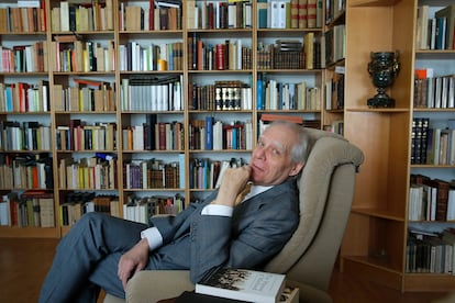 El poeta y  profesor Guillermo Carnero, en su casa en Valencia en 2017.