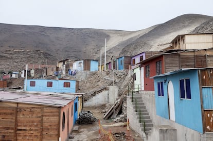 Lima es una ciudad donde impera la filosofía del “hazlo tú mismo”.  A falta de planes sociales de vivienda, los habitantes se las arreglan por sí mismos. Ocupan una parcela de tierra, construyen su propia casa e instalan las infraestructuras básicas.  