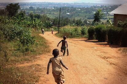 Niños batwa juegan en la aldea de Cyaruzinge, en Ruanda.