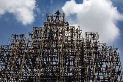 Varios artistas trabajan en una estructura de madera, bambú y metal durante las preparaciones para el festival Durgá Puyá en Calcuta (India), que celebra el poder de la feminidad a través del culto a la diosa Durgá.