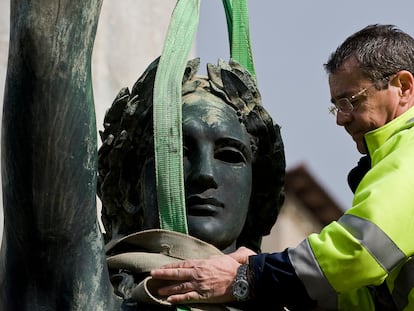 Retirada de l’escultura de la Victòria a la cruïlla de passeig de Gràcia i l’avinguda Diagonal de Barcelona el 2011.