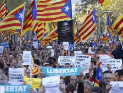 Puigdemont y Colau acuden a la marcha tras el anuncio de Rajoy de la aplicación del artículo 155 de la Constitución