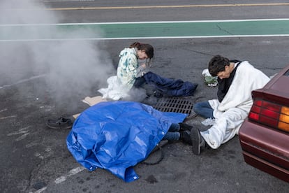 Abby, a la derecha, junto a dos amigas tras haber consumido fentanilo al calor de una alcantarilla, en Tenderloin, San Francisco. 

