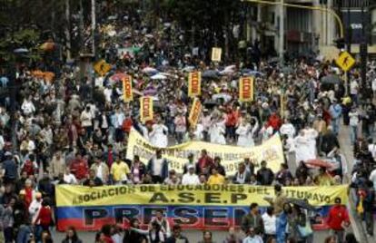 En rechazo al acuerdo, firmado en la noche del martes, miles de educadores participaron este miércoles en una marcha por la concurrida Carrera Séptima de Bogotá, durante la cual denunciaron que fueron "vendidos" por el gremio que los representa.EFE/Archivo