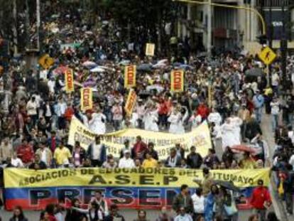 En rechazo al acuerdo, firmado en la noche del martes, miles de educadores participaron este miércoles en una marcha por la concurrida Carrera Séptima de Bogotá, durante la cual denunciaron que fueron "vendidos" por el gremio que los representa.EFE/Archivo