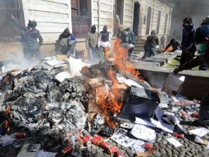 Agentes queman documentos en una sede policial de La Paz.