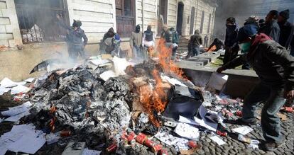 Agentes queman documentos en una sede policial de La Paz.