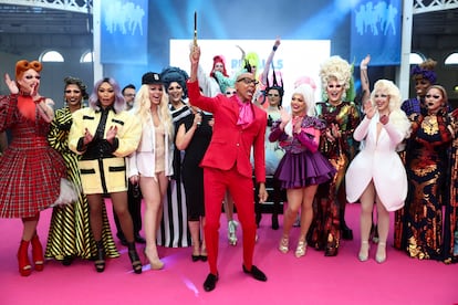 RuPaul (en el centro) en la inauguración de la primera convención RuPaul's Drag Con en Londres, junto al reparto de su programa, en 2020. 