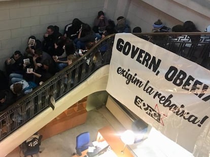 Los estudiantes, sentados en la escalera del vestíbulo del departamento.