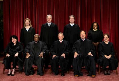 The Justices of the Supreme Court of the United States. From left to right, top: Amy Coney Barrett, Neil Gorsuch, Brett Kavanaugh and Ketanji Brown Jackson. Below: Sonia Sotomayor, Clarence Thomas, John Roberts (Chief Justice), Samuel A. Alito and Elena Kagan.