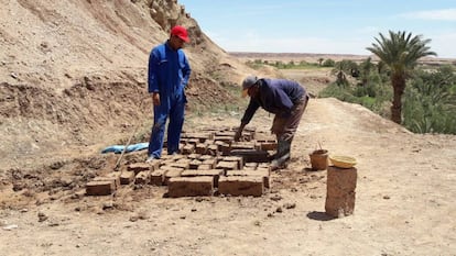 Construcción de casas con arcilla en el pueblo de Tisiwid.