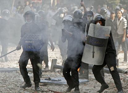 Un policía dispara pelotas de goma contra los manifestantes en la plaza de Tahrir