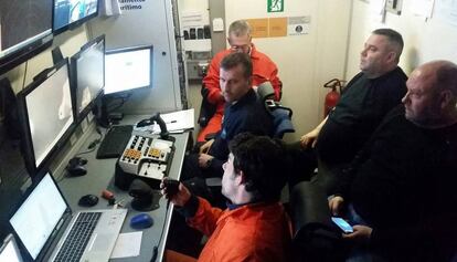 Operaris de Salvament Marítim, durant el rescat de 'El Fairell'