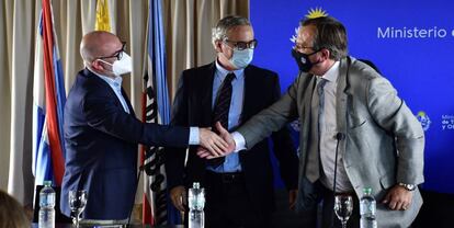 El ministro uruguayo de Transportes y Obras Públicas, José Luis Falero (derecha), durante la firma de la concesión de la Ruta 6.