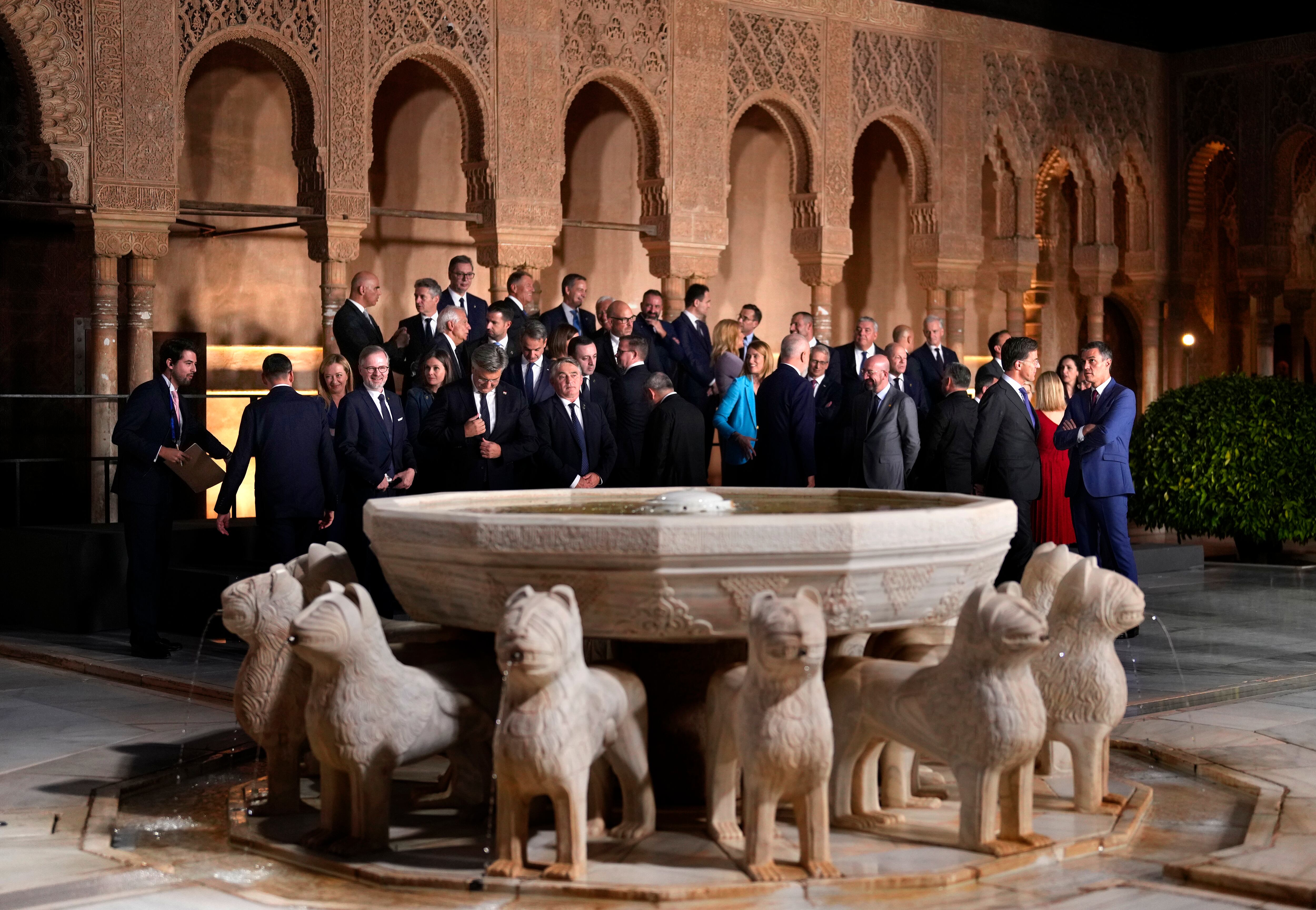 Los líderes europeos en el Patio de los Leones de la Alhambra tras la foto de familia.